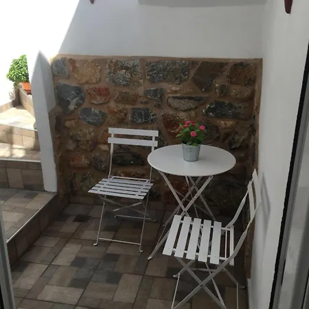 Denise House Апартаменты Vromolithos