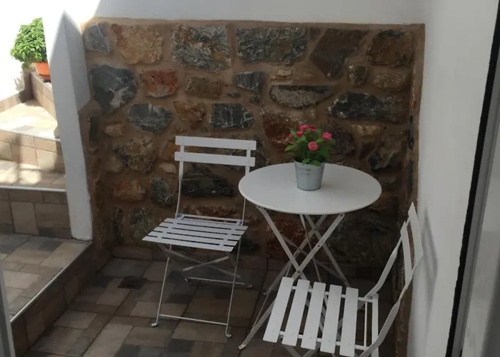 Denise House Daire Vromolithos