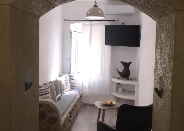 Denise House Daire Vromolithos